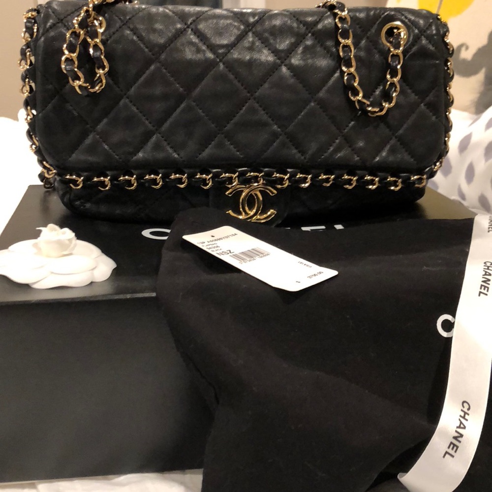 💯 authentic Chanel quilted bag: black and gold